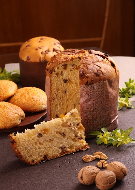 Delicioso Panettone e fatia com frutas confitadas nozes e castanhas