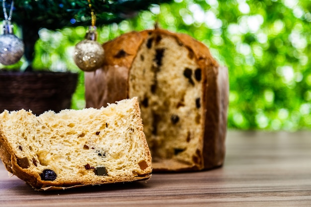 Delicioso panettone navideño con decoración navideña.