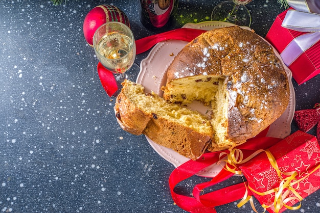 Delicioso panettone navideño italiano en mesa de Navidad