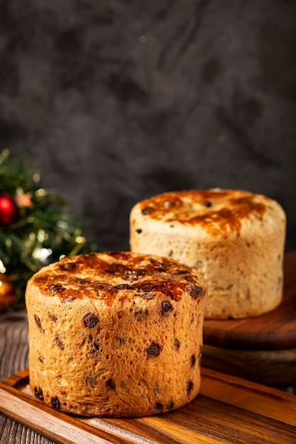 Delicioso Panettone con Panettone de chocolate Comida navideña