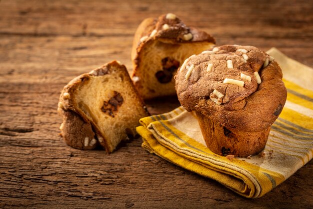 Delicioso Panettone con Panettone de chocolate Comida navideña