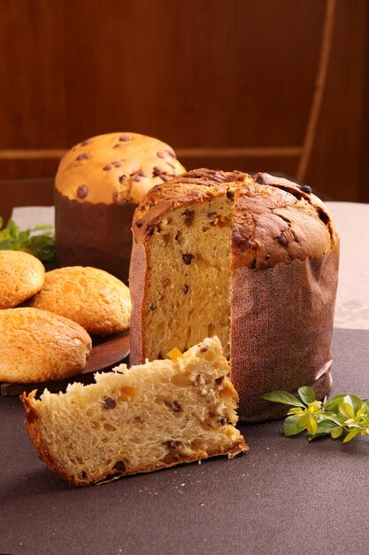 Delicioso Panettone y rebanada con frutas confitadas nueces y castañas