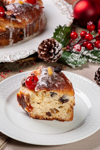 Delicioso pão caseiro de Natal com frutas e nozes.