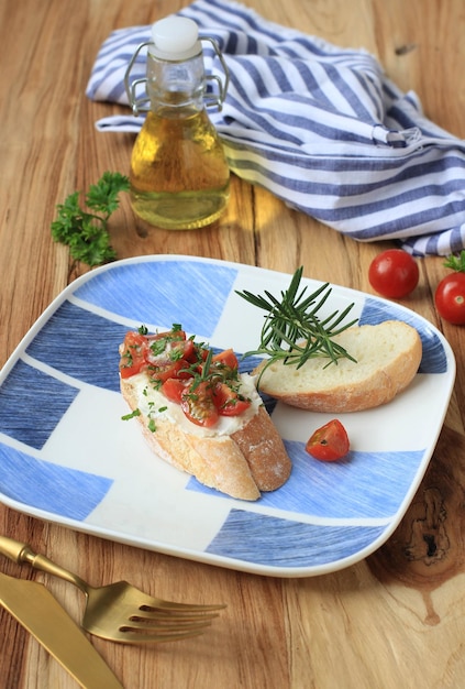 Delicioso pão de baguete torrado com tomates vermelhos assados, queijo feta e orégano