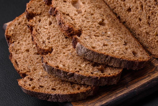 Delicioso pão de fermento marrom fresco com grãos