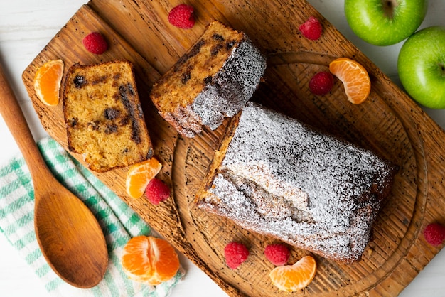 Foto delicioso pão de ló com gotas de chocolate.