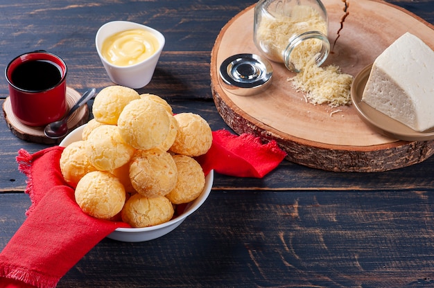 Delicioso pão de queijo brasileiro. também conhecido na américa latina como chipa, pan de bono e pan de yuca.