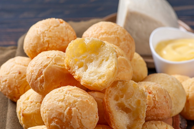 Foto delicioso pão de queijo brasileiro