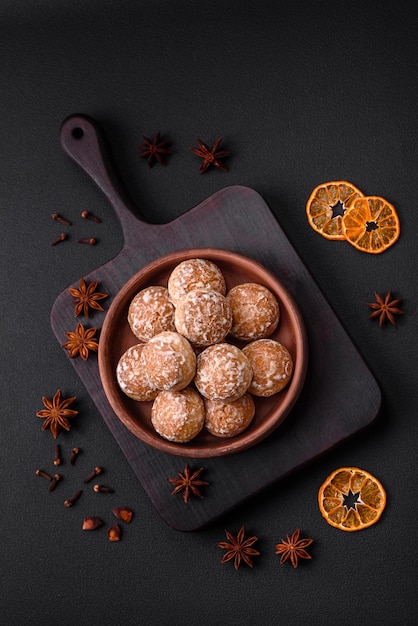 Delicioso pão doce redondo com geléia dentro