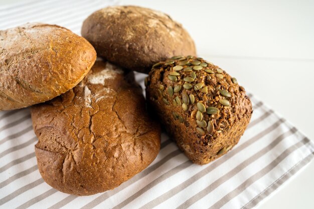 Delicioso pão fresco está na mesa do café da manhã em uma mesa branca