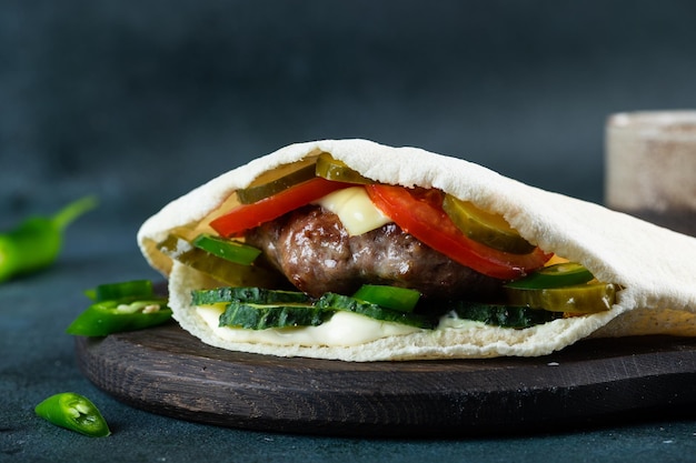 Delicioso pão pita com carne, tomate e pimenta Pita com kebab Shawerma com carne