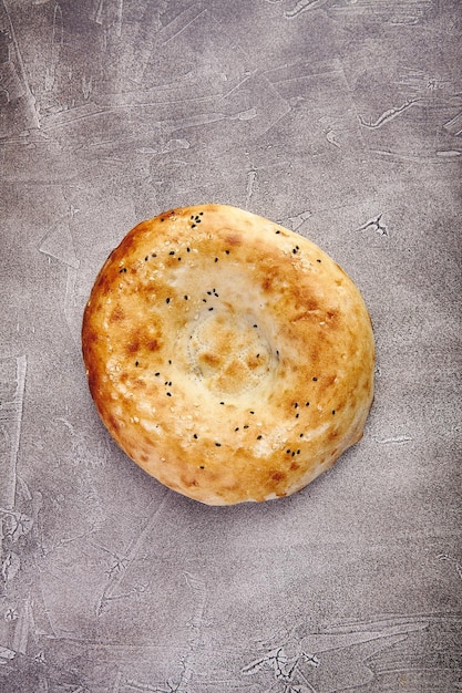 Delicioso pão sírio fresco tandir com sementes de gergelim preto e branco comida tradicional asiática nacional