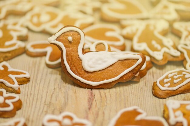 Delicioso passarinho de gengibre de Natal em fundo de madeira Fundo de Natal ou Ano Novo com biscoitos de gengibre