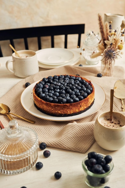 Delicioso pastel de arándanos de yogur vegano con mesa de café sobre una mesa blanca