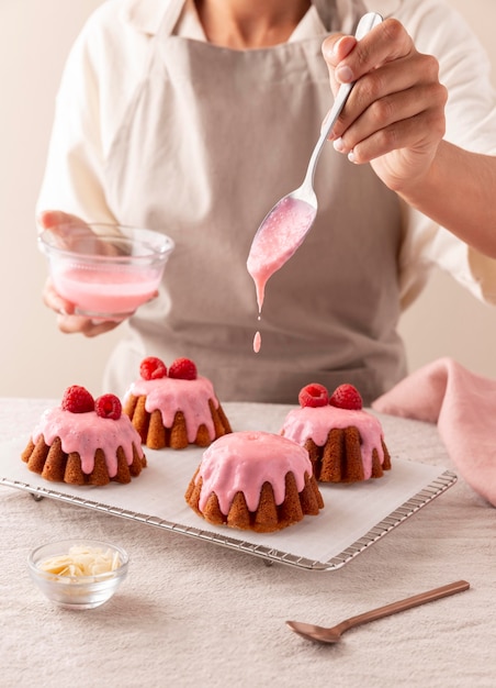 Foto delicioso pastel con arreglo de frutos del bosque