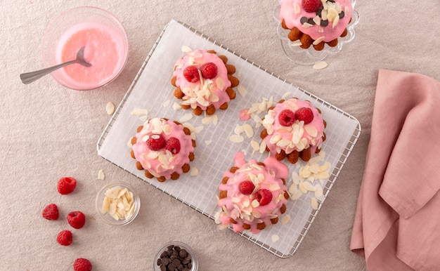 Foto delicioso pastel con arreglo de frutos del bosque