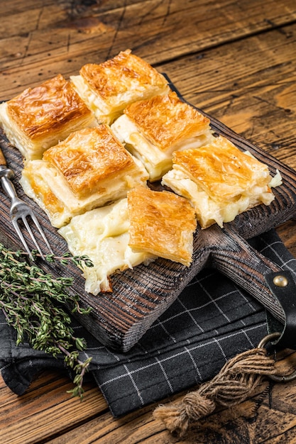 Delicioso pastel de bandeja turca Su boregi con queso Fondo de madera Vista superior