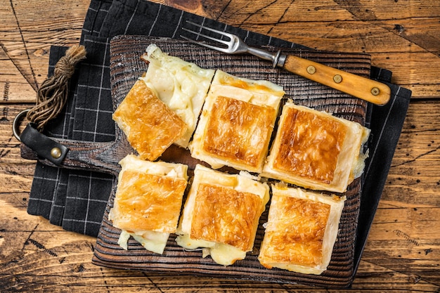 Delicioso pastel de bandeja turca Su boregi con queso Fondo de madera Vista superior