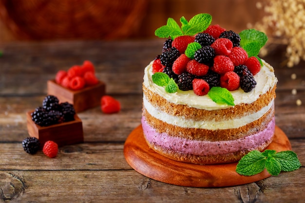 Delicioso pastel de bayas decorado con frambuesas y moras frescas. De cerca.