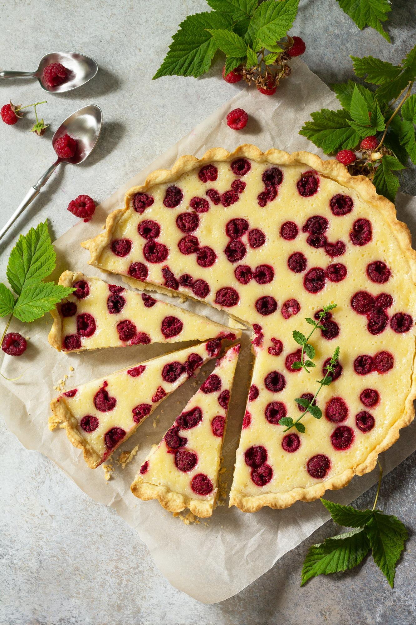 Delicioso pastel de bayas tarta de tarta de frambuesa dulce de verano con  espacio de copia de frambuesa de bayas frescas | Foto Premium