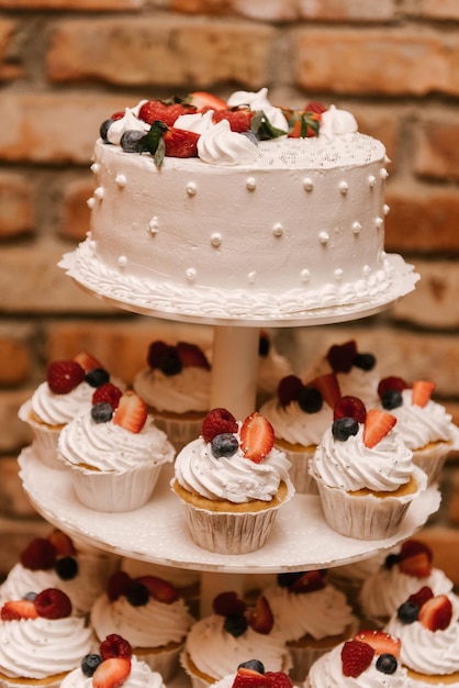 Delicioso pastel de bodas elaborado con cupcakes