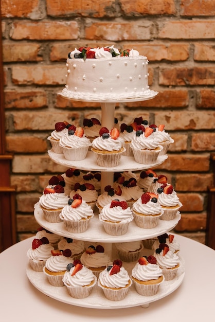 Foto delicioso pastel de bodas elaborado con cupcakes