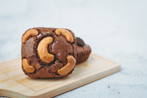 Delicioso pastel de brownies sobre superficie blanca para panadería, comida y concepto de alimentación