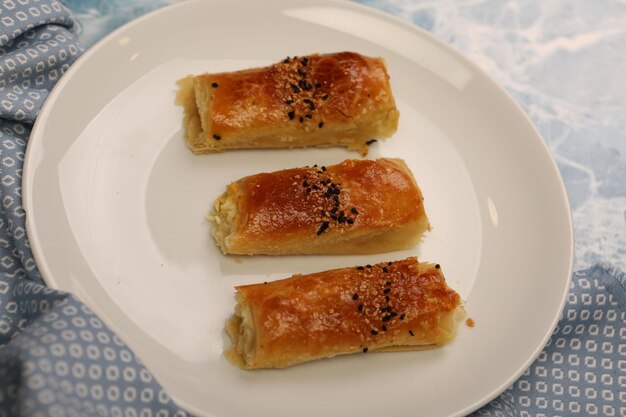 delicioso pastel en capas con relleno de queso