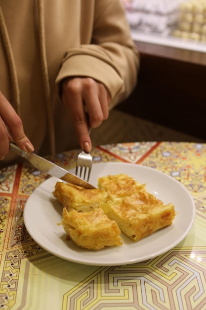 delicioso pastel en capas con relleno de queso