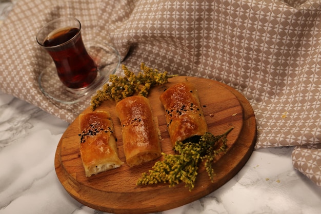 delicioso pastel en capas con relleno de queso