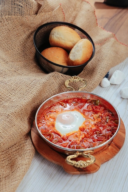 delicioso pastel en capas con relleno de queso