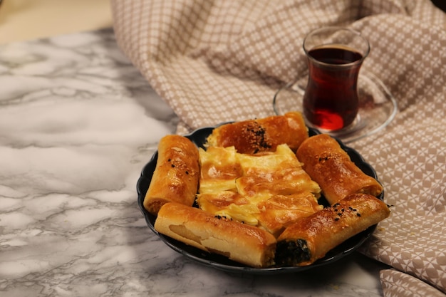 delicioso pastel en capas con relleno de queso