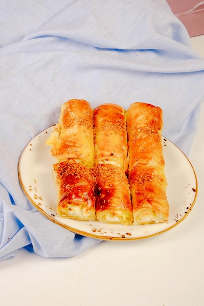 delicioso pastel en capas con relleno de queso