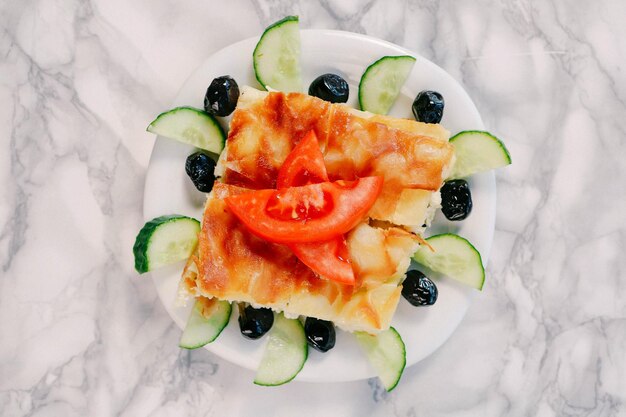 delicioso pastel en capas con relleno de queso