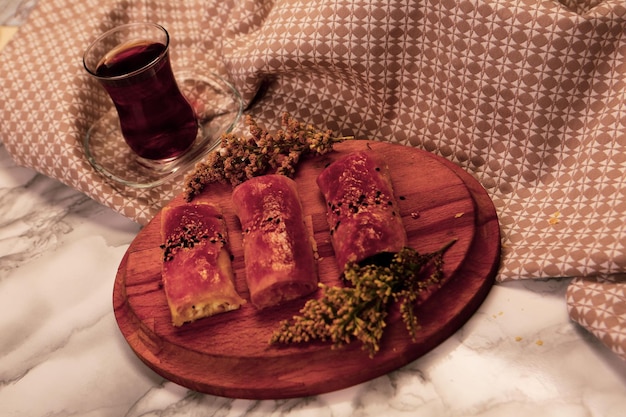 delicioso pastel en capas con relleno de queso