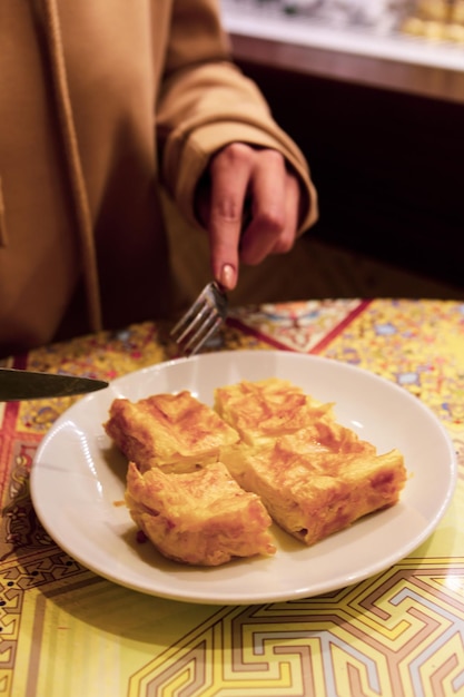 delicioso pastel en capas con relleno de queso