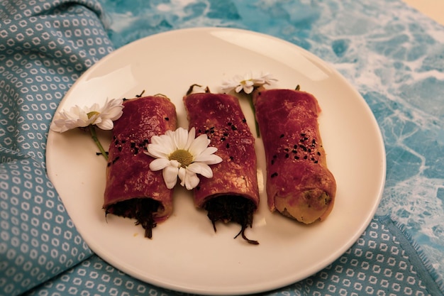 delicioso pastel en capas con relleno de queso