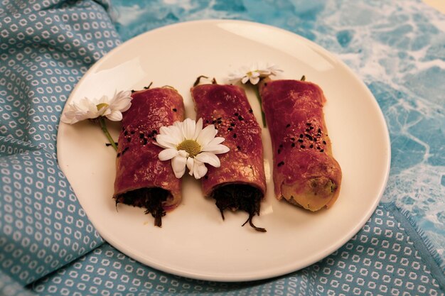 delicioso pastel en capas con relleno de queso