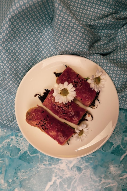 delicioso pastel en capas con relleno de queso