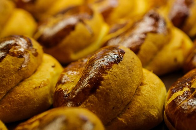 delicioso pastel en capas con relleno de queso