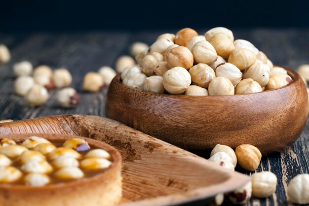 Delicioso pastel de caramelo salado con avellanas