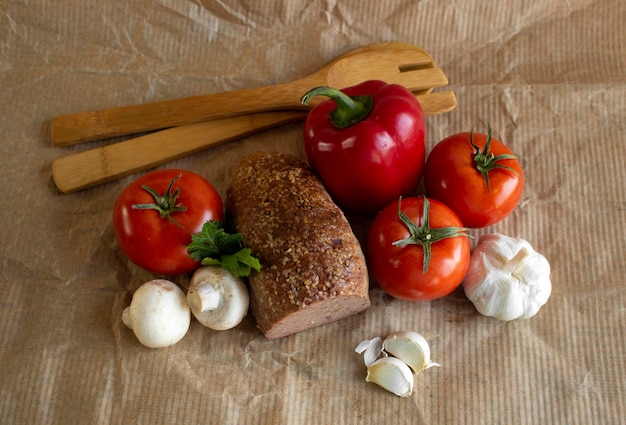 Delicioso pastel de carne con champiñones tomates y una capilla en papel artesanal