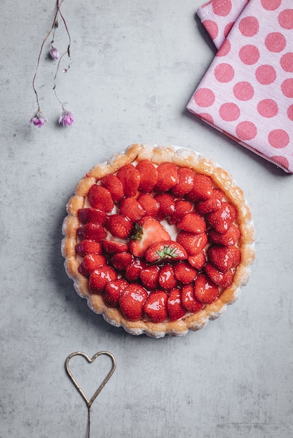 Delicioso pastel de Charlotte con fresas y galletas Savoiardi