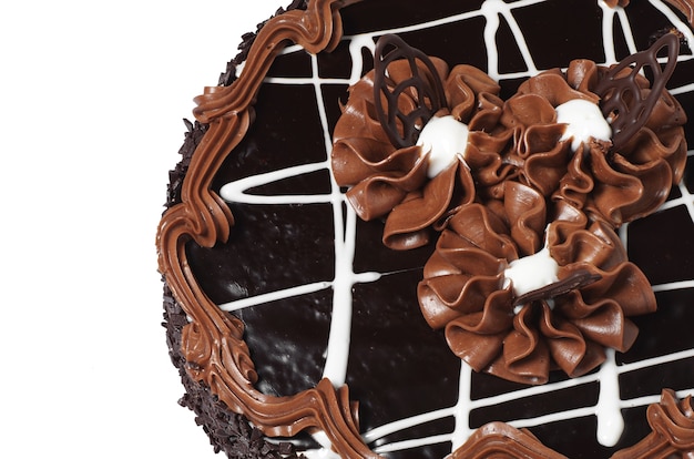 Delicioso pastel de chocolate aislado en primer plano de fondo blanco
