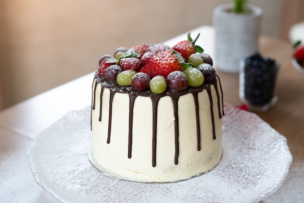 Delicioso pastel de chocolate casero con frutas