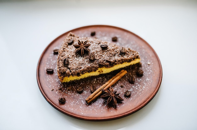 Delicioso pastel de chocolate con crema