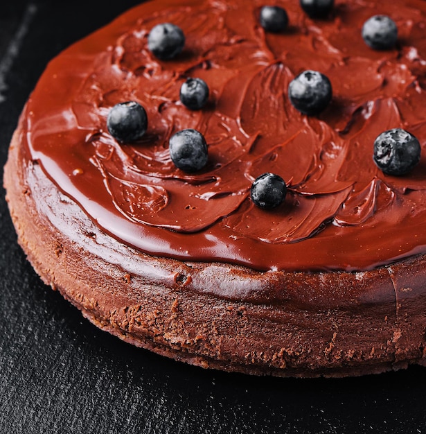 Delicioso pastel de chocolate decorado con arándanos frescos