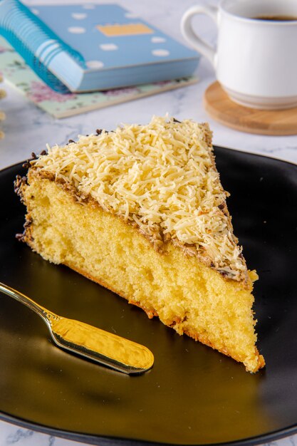 Foto delicioso pastel de chocolate entero en rodajas con varios aderezos