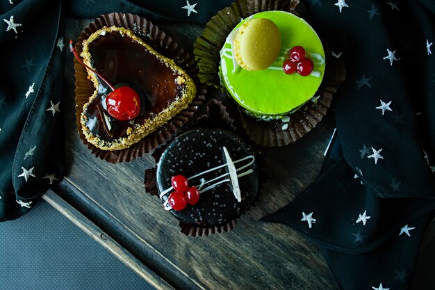 Delicioso pastel de chocolate, galletas y pistacho.