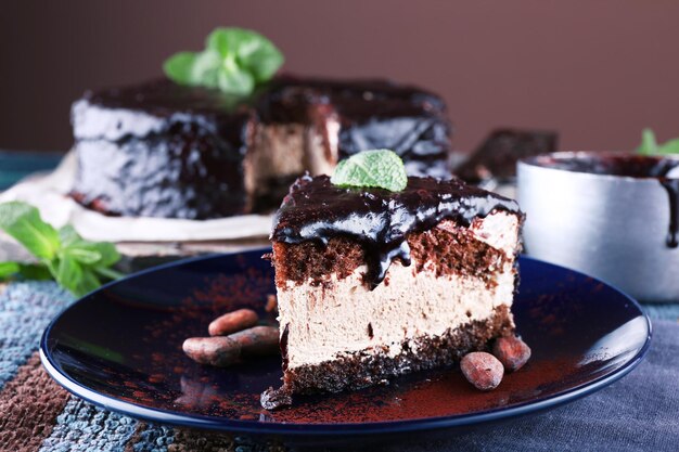 Delicioso pastel de chocolate con glaseado en placa en primer plano de la mesa